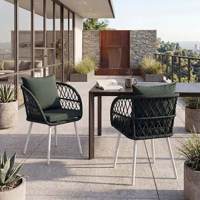 Mendler 2er-Set Gartenstuhl HWC-Q38 - Gestell hellgrau, Polster grün -  - Zwei dunkelgrüne geflochtene Outdoor-Stühle mit weißen Beinen und Kissen auf einem Terrassenbalkon.