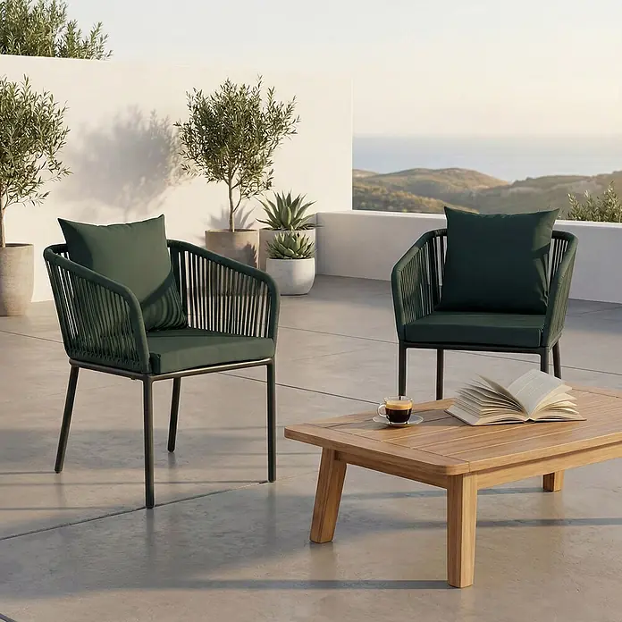 Mendler Gartenstuhl-Set HWC-N41 - 2 Stk., Textil, Dunkelgrün, Kissen dunkelgrün, B x T x H: 55 x 55 x 75 cm - Zwei grüne Outdoor-Sessel mit dunklen Gestellen und ein Holztisch auf einer sonnigen Terrasse zum Entspannen.