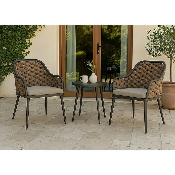 Mendler Gartenstuhl-Set HWC-O16 - 2 Stk., Textil, Beige Kissen hellbraun, B x T x H: 59 x 63 x 84 cm - Zwei dunkelgraue und braun geflochtene Garten-Sessel mit beigen Kissen und passendem dunkelgrauen Beistelltisch auf einer Terrasse.