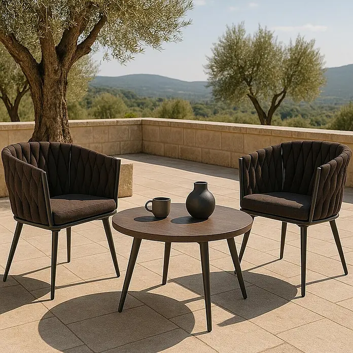 Mendler 2er-Set Alu-Gartenstuhl HWC-N38, Rope ~ braun Kissen dunkelgrau -  - Zwei dunkelbraune Outdoor-Sessel und ein runder Couchtisch auf einer Terrasse, ideal zum Entspannen.