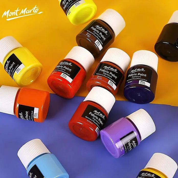Mont Marte Textilmalfarben-Set Signature - 8x20ml - Mehrfarbig, 8 Stk. x 20 ml - Verschiedene Mont Marte Signature Stofffarbenflaschen in Regenbogenfarben (Gelb, Orange, Rot, Lila, Blau, Braun, Schwarz) auf einem lebhaften Hintergrund.