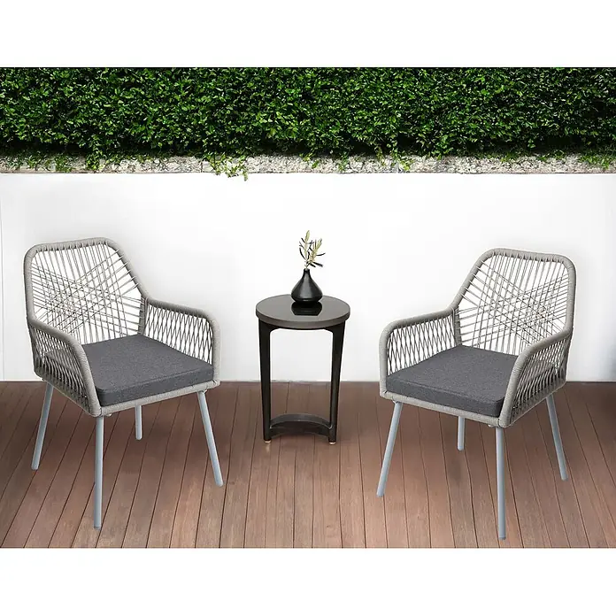 Mendler 2er-Set Gartenstuhl HWC-O12 Sitzpolster - grau, Bezug dunkelgrau -  - Zwei graue Korbsessel mit dunklen Kissen und ein kleiner dunkelgrauer Beistelltisch auf Holzdeck, für Entspannung im Freien.