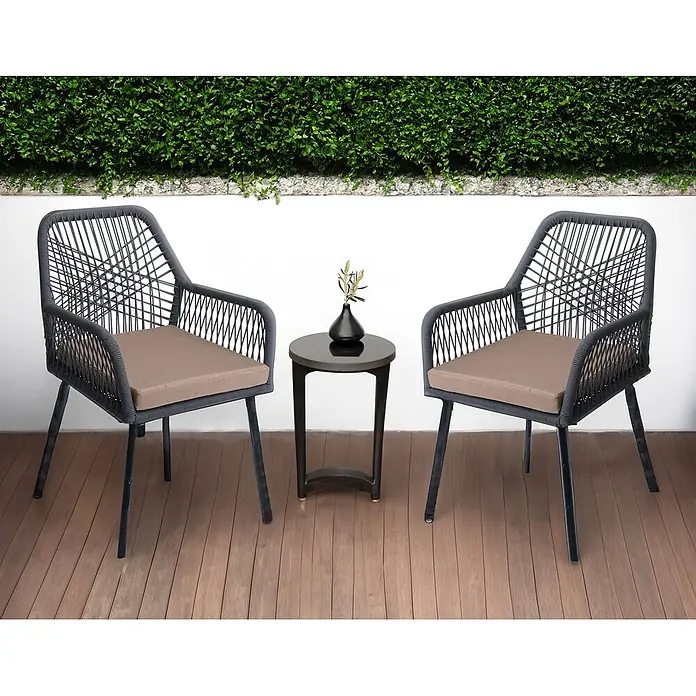 Mendler 2er-Set Gartenstuhl HWC-O12 Sitzpolster - anthrazit, Bezug Taupe -  - Zwei dunkle Outdoor-Loungesessel mit beigen Kissen und einem runden dunklen Beistelltisch auf einer Holzterrasse.