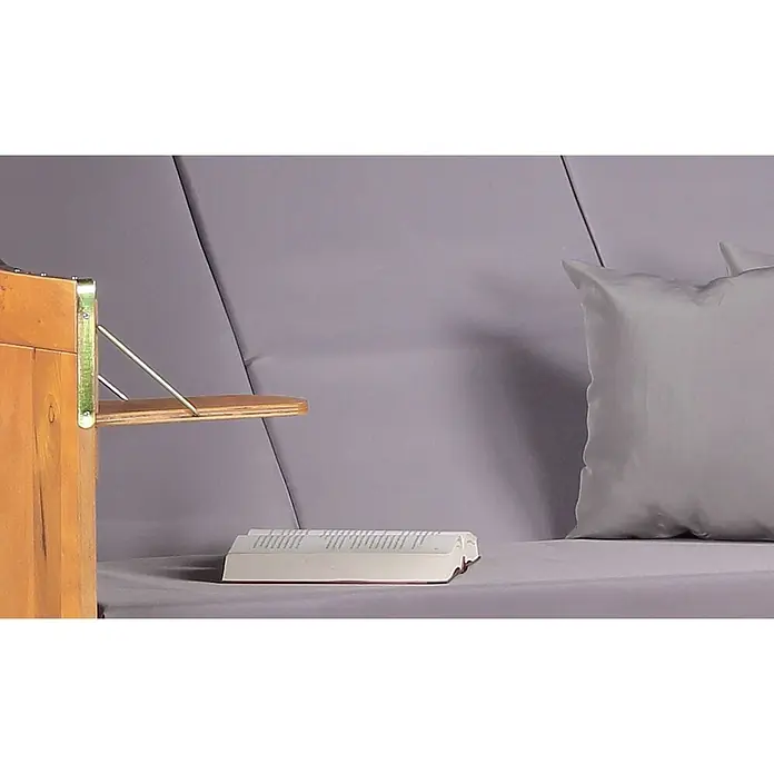 Strandkorb Ostsee XXL Wacholder PE Schwarz Dessin Uni Grau -  - Graues Sofa mit einem an einem Rahmen befestigten Holztischchen, einem passenden Kissen und einem offenen Buch.