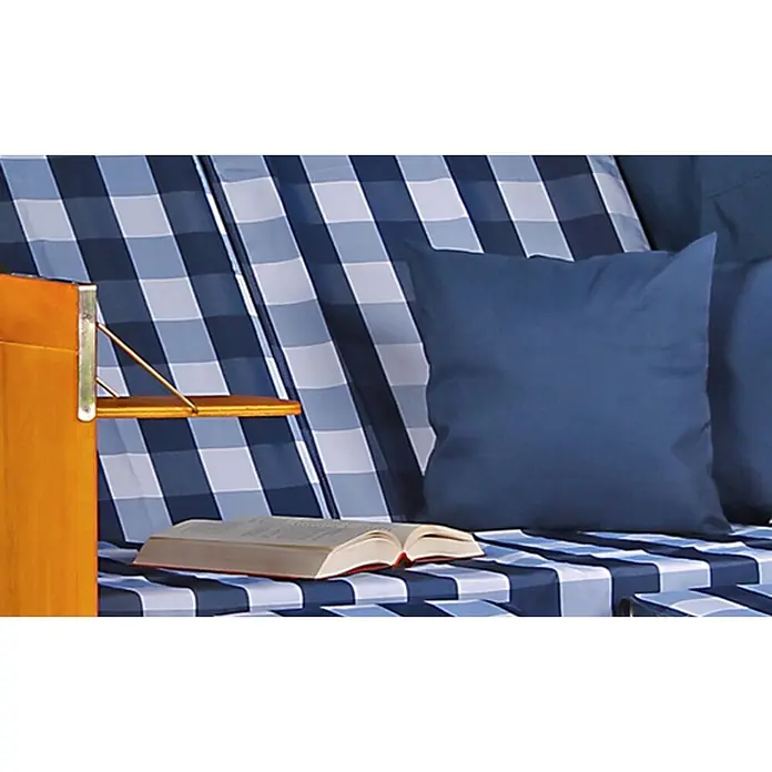 Mr. Deko Strandstuhl - 1 Stk., Wacholder, Rückenlehne verstellbar, blau, B x T x H: 120 x 80 x 160 cm - Blau-weiß karierte Kissen mit einem dunkelblauen Zierkissen auf einer Gartenschaukel, mit Holztisch und offenem Buch.