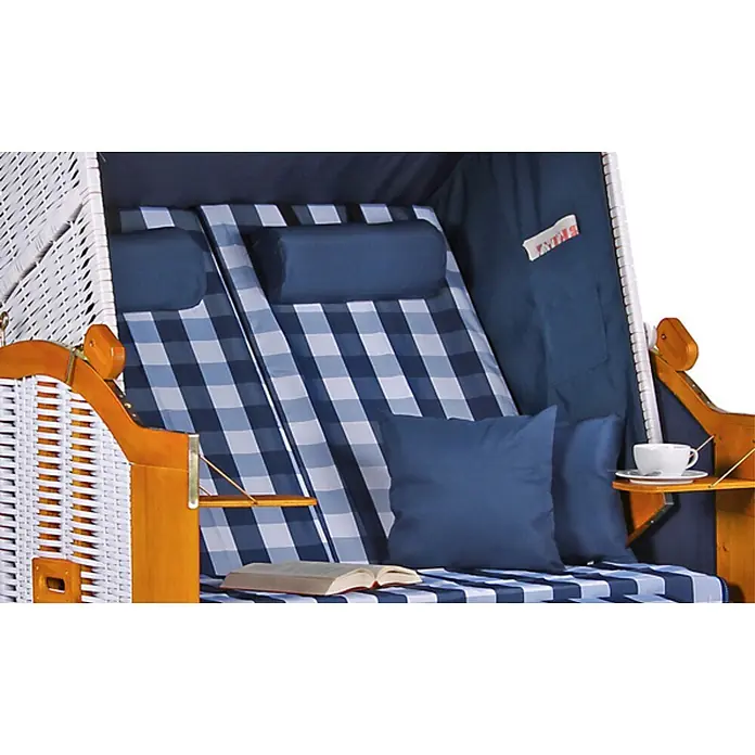 Mr. Deko Strandstuhl - 1 Stk., Wacholder, Rückenlehne verstellbar, blau, B x T x H: 120 x 80 x 160 cm - Innenansicht eines Strandkorbs mit blau-weiß karierten Polstern, dunkelblauen Kissen und Holzrahmen. Ein Buch und eine Kaffeetasse stehen auf einem Beistelltisch.