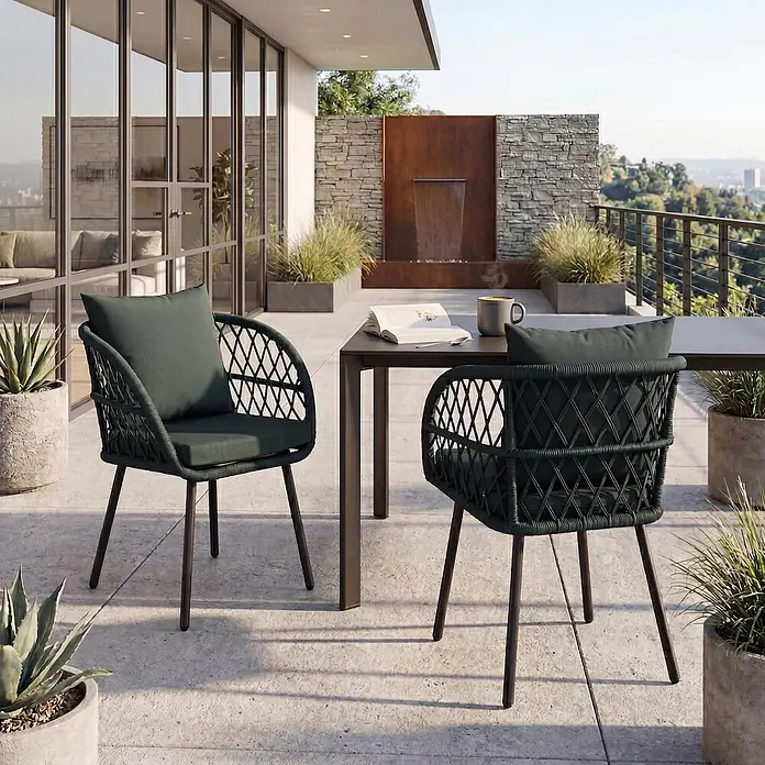 Mendler 2er-Set Gartenstuhl HWC-Q38 - Gestell schwarz, Polster grün -  - Zwei dunkelgrüne geflochtene Outdoor-Stühle mit Kissen und einem schwarzen Tisch auf einer modernen Terrasse.