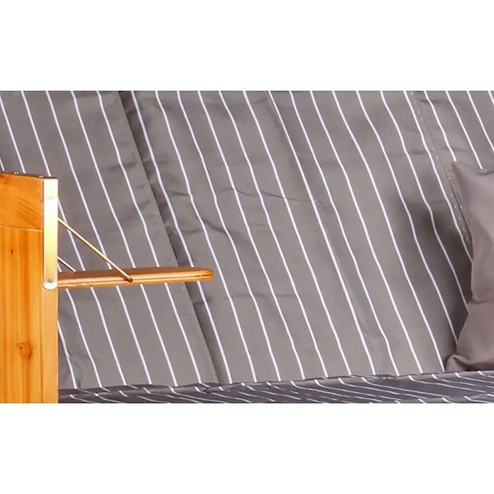 Strandkorb Ostsee XXL Wacholder PE Schwarz Dessin Royal Grau -  - Detail einer Gartenschaukel: Holzarmlehne und grau gestreiftes Kissen.