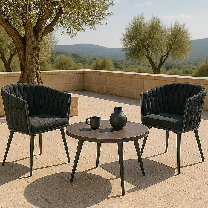 Mendler 2er-Set Alu-Gartenstuhl HWC-N38, Rope ~ anthrazit Kissen dunkelgrau -  - Zwei dunkelgraue gepolsterte Outdoor-Sessel und ein dunkelbrauner runder Couchtisch auf einer Terrasse.