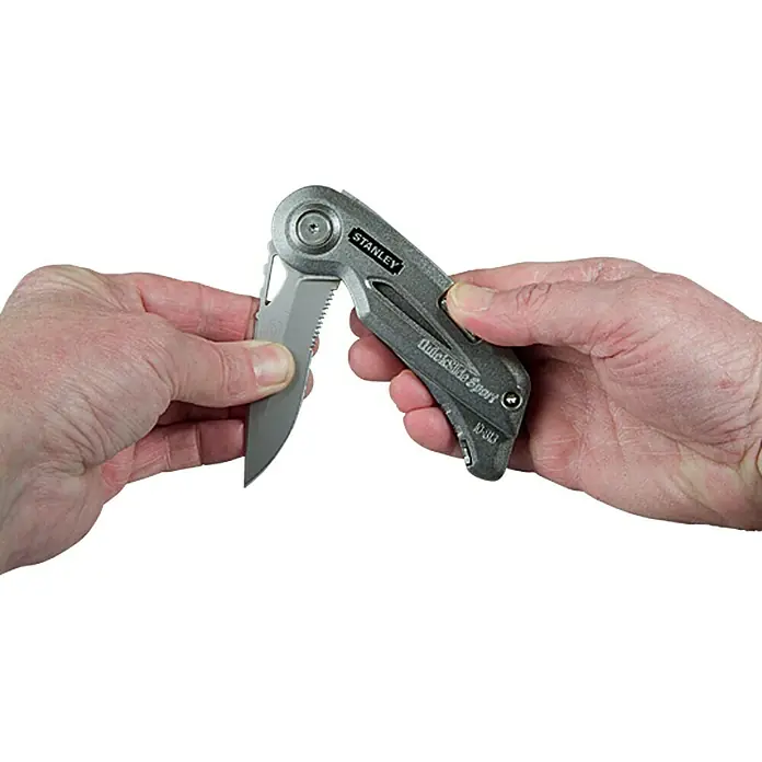 Stanley Sportmesser Quickslide II - 2 Klingen, Arbeits- und Freizeitmesser - Nahaufnahme des Stanley Quickslide Sport Utility Messers in der Hand, teilweise geöffnet für den Gebrauch.