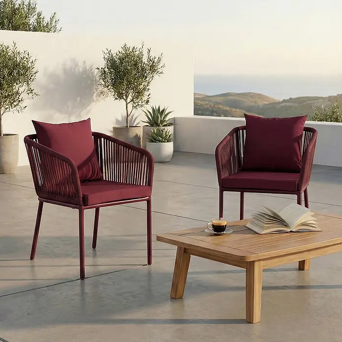 Mendler Gartenstuhl-Set HWC-N41 - 2 Stk., Textil, Bordeaux, Kissen bordeaux, B x T x H: 55 x 55 x 75 cm - Zwei bordeauxrote Outdoor-Sessel mit Kissen und ein heller Holztisch auf einer Terrasse.