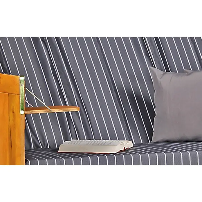 Strandkorb Ostsee XXL Wacholder PE Schwarz Dessin Royal Anthrazit -  - Holz-Gartenschaukel mit dunkelgrau gestreiften Polstern und ausklappbarem Beistelltisch mit Buch, sowie einem grauen Kissen.