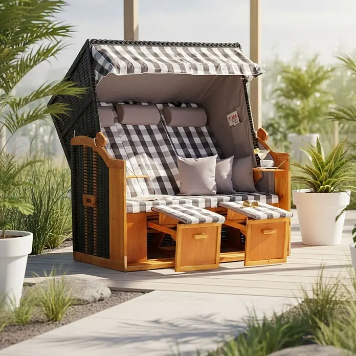 Strandkorb Ostsee XXL Wacholder PE Schwarz Dessin Grau Kariert -  - Zweisitziger Strandkorb mit dunklem Geflecht, Holzrahmen, gestreiftem Verdeck und karierten Kissen auf einer Terrasse.