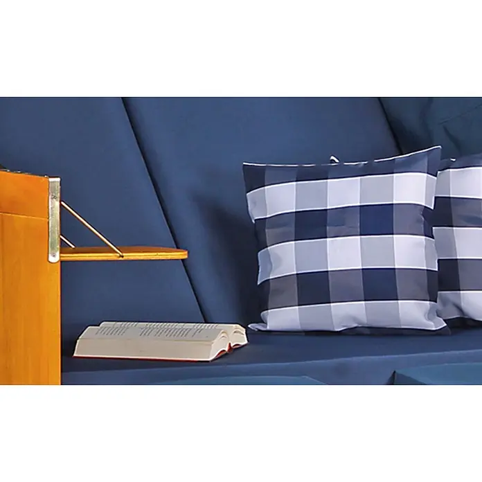 Mr. Deko Strandstuhl - 1 Stk., Wacholder, Rückenlehne verstellbar, blau, B x T x H: 120 x 80 x 160 cm - Dunkelblaues Sofa mit blau-weiß karierten Kissen, einem aufgeschlagenen Buch und einem Holz-Beistelltisch.
