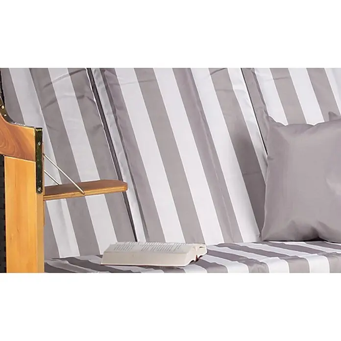 Strandkorb Ostsee XXL Wacholder PE Schwarz Dessin Grau Weiß -  - Grau-weiß gestreifte Kissen für eine Gartenschaukel, mit hölzerner Armlehne und kleinem integrierten Beistelltisch.