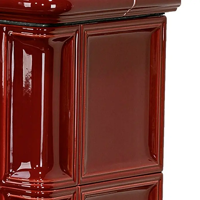 Justus Kaminofen Bavaria - 7 kW, Raumheizvermögen: 144 m³, Material Verkleidung: Keramik, Bordeaux - Nahaufnahme eines eleganten Kaminofens mit glänzenden, kastanienbraunen Keramikfliesen, die Wärme und Stil ausstrahlen.