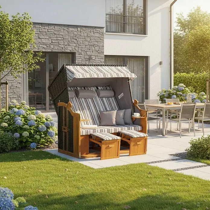Strandkorb Ostsee XXL Wacholder PE Schwarz Dessin Oliv Grau -  - Zweisitziger Strandkorb aus Holz mit gestreiftem Verdeck und Kissen, dunklem Geflecht und ausziehbaren Fußteilen in einem sonnigen Garten.