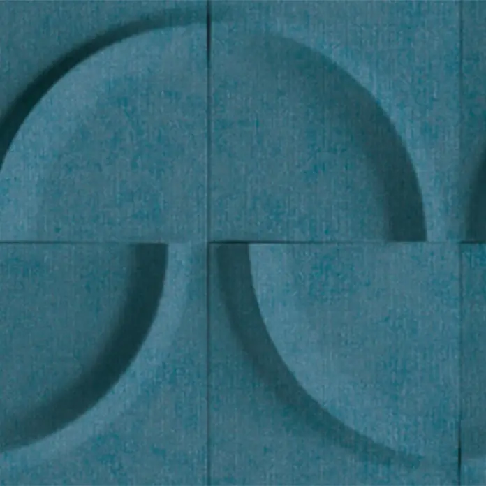 Marburg Shades Iconic Tapetenborte Grafik - Vlies, Blau - Türkisblaue strukturierte Wandpaneele mit geprägtem Viertelkreis-Muster, das ein 3D-Kreisdesign bildet.