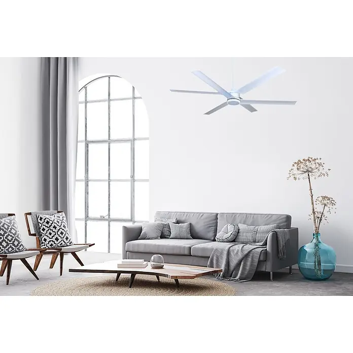 Vam Deckenventilator DC Deckenventilator 3 PLUS 3 Wi-Fi weiß LED - weiß, 1.320 mm, 31 W - Weißer Fünf-Blatt-Deckenventilator in einem modernen Wohnzimmer installiert.