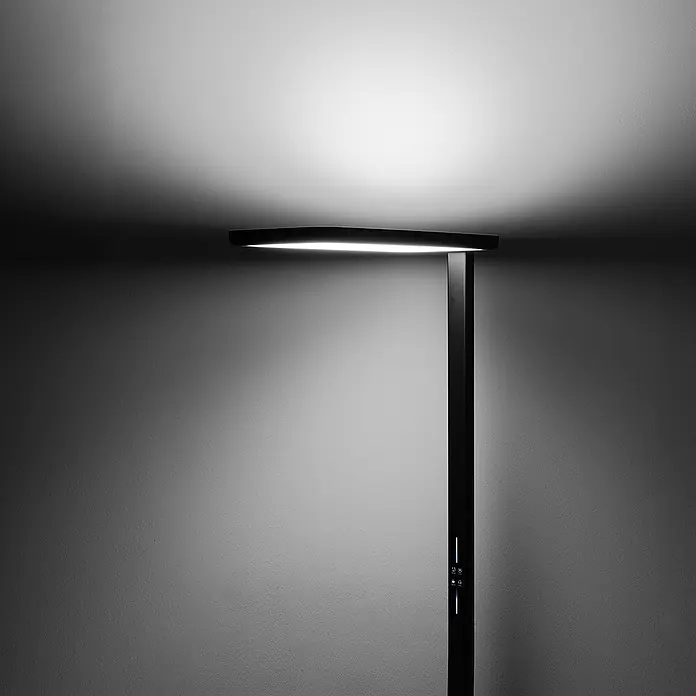 LUXULA LED Stehleuchte 100 W 4000 K neutralweiß schwarz dimmbar -  - Elegante schwarze Stehleuchte mit beleuchtetem Rechteckkopf und integrierten Touch-Bedienelementen am Ständer.