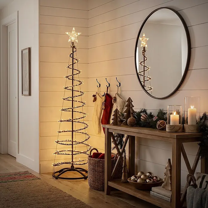 ECD Germany LED Weihnachtsbaum Außen 180 cm, Weihnachtsdeko mit Beleuchtung -  - Ein hoher, beleuchteter Weihnachtsbaum aus dunklem Metall in Spiralform mit einem klaren Sternaufsatz, in einem festlichen Raum.