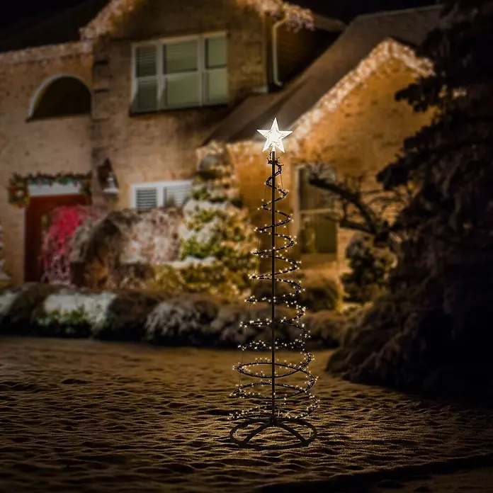 ECD Germany LED Weihnachtsbaum Außen 180 cm, Weihnachtsdeko mit Beleuchtung -  - Außen-Spiralweihnachtsbaum mit warmweißen Lichtern und Stern, beleuchtet einen Vorgarten bei Nacht.