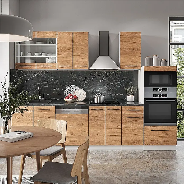Küchenzeile Fame-Line 300 cm Goldkraft Eiche Art.-Nr. 42655 -  - Moderne Küche mit hellen Holzoptik-Schränken, dunkler Marmor-Rückwand und integrierten Edelstahl-Geräten.