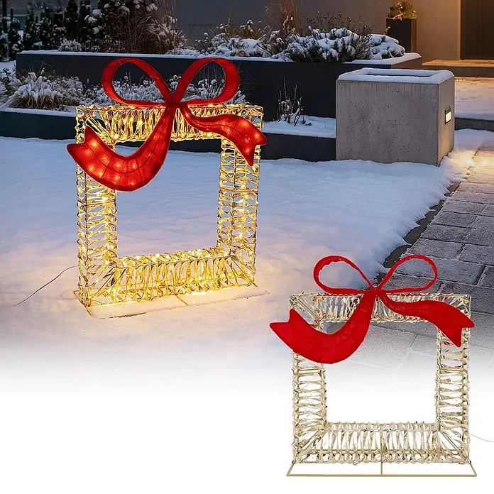 ECD Germany LED Geschenkbox Weihnachten mit Schleife, Weihnachtsdeko -  - Beleuchtete goldene Geschenkbox-Rahmen-Weihnachtsdekoration mit roter Schleife, draußen im Schnee bei Nacht.