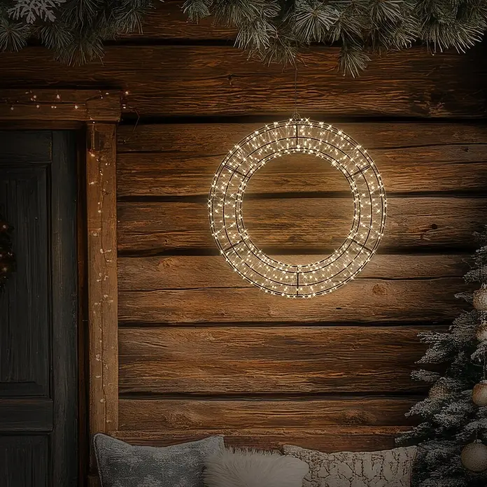 ECD Germany LED Weihnachtskranz Ø38 cm mit Lichterkette 480 LEDs -  - Beleuchteter runder LED-Lichterkranz mit warmweißen Lichtern, hängt an einer rustikalen Holzwand mit festlichem Grün.