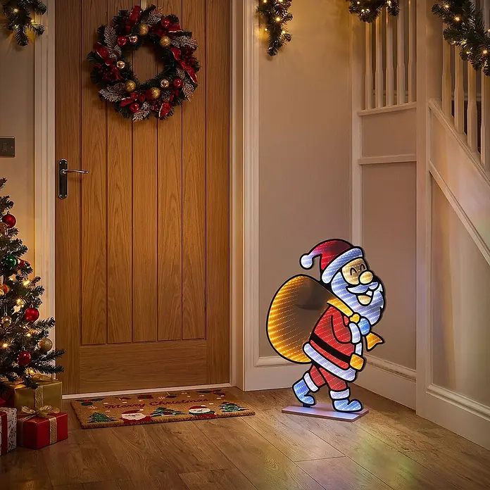 ECD Germany Weihnachtsdeko Weihnachtsmann 3D-Effekt LED Infinity Mirror -  - Leuchtende Weihnachtsmann-Deko für drinnen mit Unendlichkeitsspiegel-Effekt an Bart und Geschenksack, als festliche Weihnachtsdeko platziert.