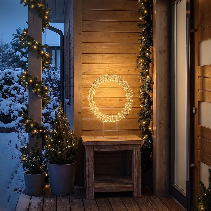 ECD Germany LED Weihnachtskranz 41,5 cm, Weihnachtsdeko mit Lichterkette -  - Beleuchteter, runder LED-Kranz mit warmweißen Lichtern auf Ständer, als festliche Außendekoration auf Holztisch auf verschneiter Veranda.