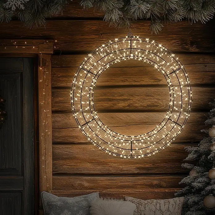 ECD Germany LED-Weihnachtsdekofigur Weihnachtskranz Ø58cm Hängekranz Weihnachtsbeleuchtung 840LED Warmweiß - 58 x 6,5 x 58 cm, Warmweiß, LED - Großer runder, beleuchteter LED-Weihnachtskranz mit schwarzem Metallrahmen, der ein warmes Licht auf eine Holzwand wirft.