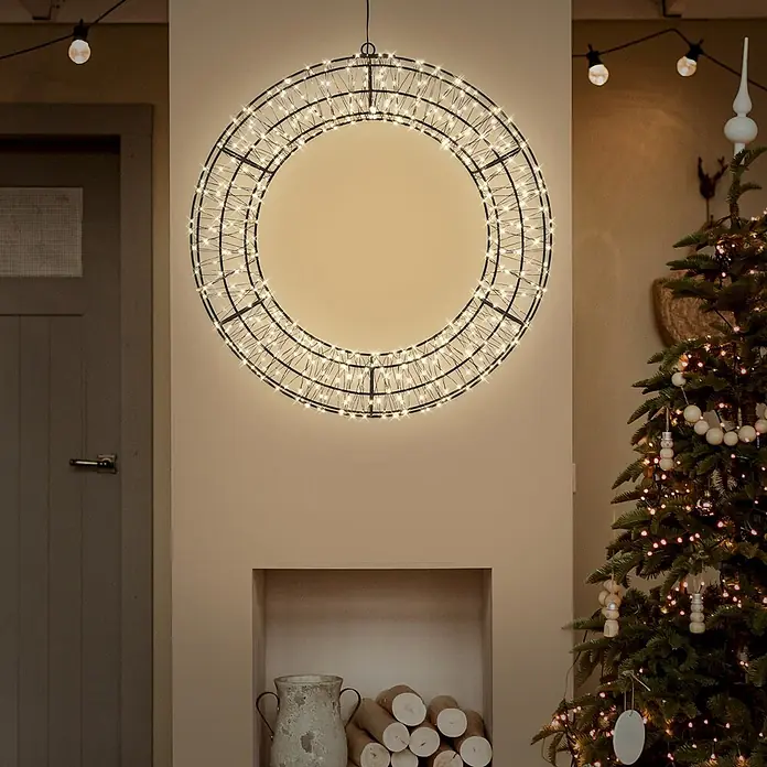 ECD Germany LED Weihnachtskranz Ø58 cm, Weihnachtsdeko mit Lichterkette -  - Großer leuchtender dunkler Metallring mit warmweißen LEDs, an der Wand über einer Kaminnische.