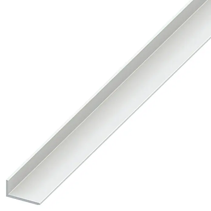 Kantoflex Winkelprofil2.000 x 20 x 10 mm, Stärke: 1,5 mm, Hart-PVC, Weiß - Ein weißes L-förmiges Winkelprofil aus Aluminium, das sich diagonal durch das Bild erstreckt. Das Profil hat eine glatte, matte Oberfläche.