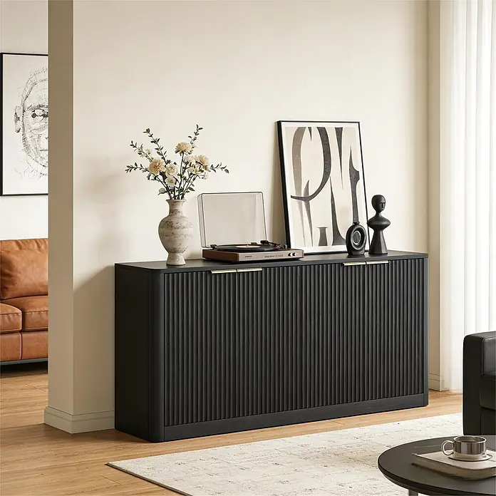 SONNENH Kommode - Schwarz, Anzahl Schubladen: 0 Stk. - Schwarzes geriffeltes Sideboard mit goldenen Griffen, Plattenspieler und Deko in einem modernen Wohnzimmer.