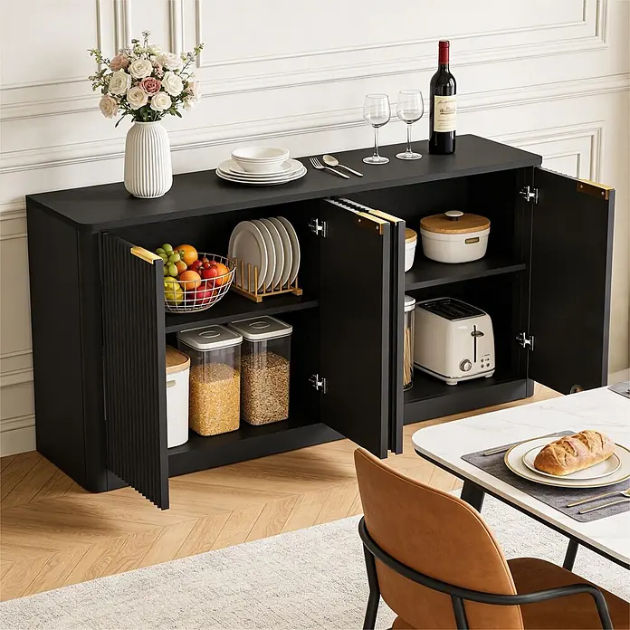 SONNENH Kommode - Schwarz, Anzahl Schubladen: 0 Stk. - Schwarzer Buffetschrank mit geöffneten Türen, der Teller, Lebensmittelbehälter und einen Toaster in einem Esszimmer zeigt.
