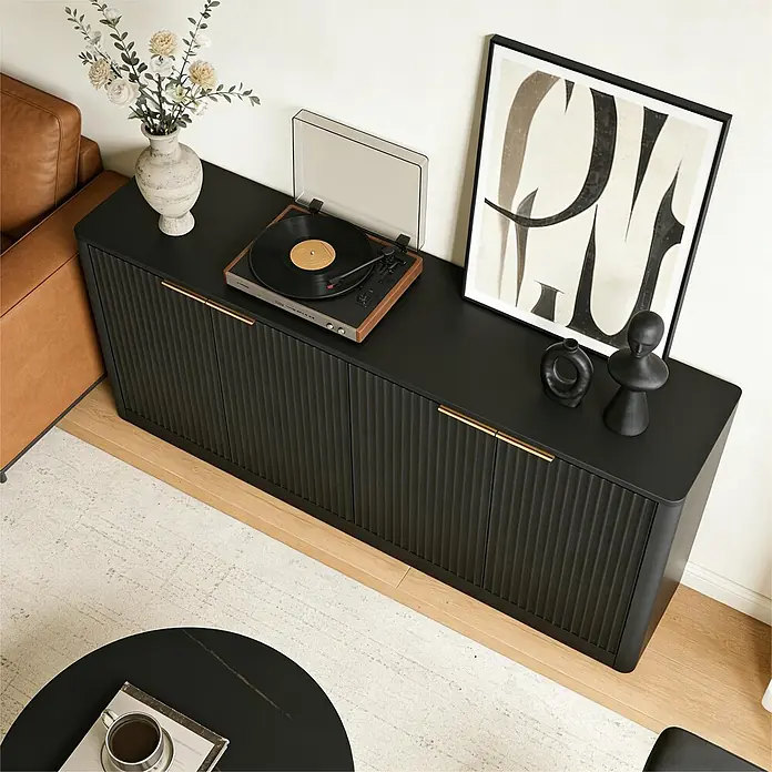 SONNENH Kommode - Schwarz, Anzahl Schubladen: 0 Stk. - Schwarzes Sideboard mit Rillenfront und goldenen Griffen, darauf Plattenspieler, Vase und Deko in modernem Wohnzimmer.
