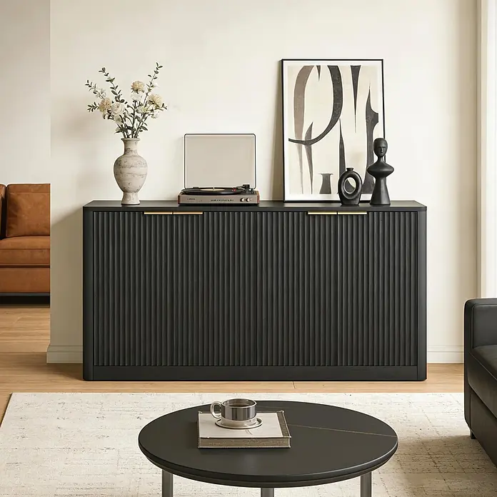 SONNENH Kommode - Schwarz, Anzahl Schubladen: 0 Stk. - Schwarzes Sideboard mit Rillenfront und Goldgriffen, dekoriert mit Plattenspieler im Wohnzimmer.