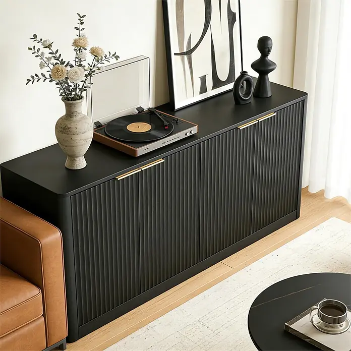 SONNENH Kommode - Schwarz, Anzahl Schubladen: 0 Stk. - Schwarzes gerilltes Sideboard mit goldenen Griffen, als Medienkonsole mit Plattenspieler und Deko in modernem Wohnzimmer.