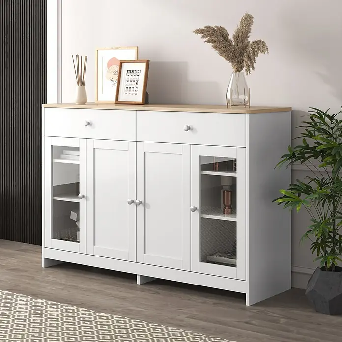 SONNENH Kommode - Weiß/Holzoptik, Anzahl Schubladen: 2 Stk. - Weißes Sideboard mit Naturholzplatte, zwei Schubladen und vier Türen (zwei Glas, zwei massiv) in einem stilvollen Wohnzimmer.