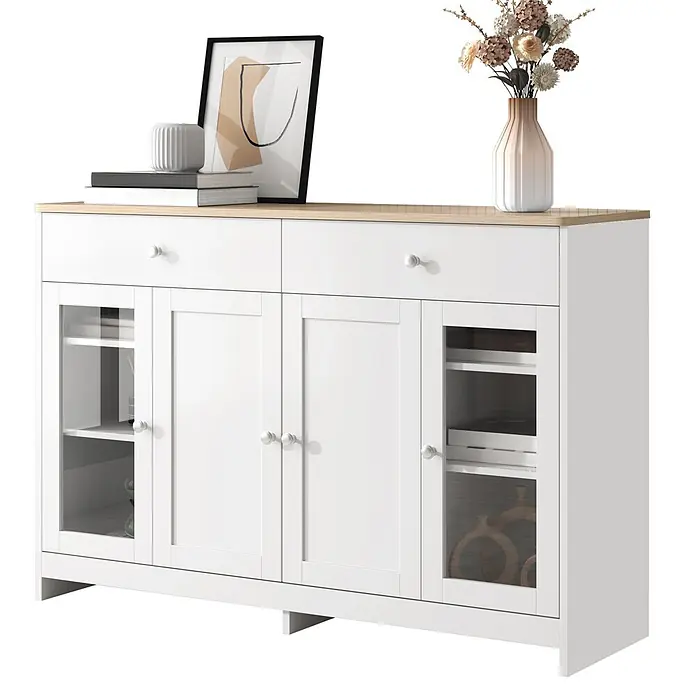 SONNENH Kommode - Weiß/Holzoptik, Anzahl Schubladen: 2 Stk. - Weißes Sideboard mit heller Holzplatte, zwei Schubladen und vier Türen (die äußeren mit Glaspaneelen). Dekoriert mit verschiedenen Gegenständen.