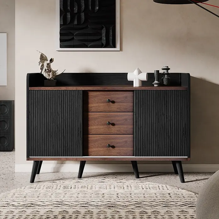 SONNENH Kommode - Schwarz/Holzoptik, Anzahl Schubladen: 3 Stk. - Schwarz-braunes Holz-Sideboard mit geriffelten Türen und drei Schubladen auf konischen Beinen, in modernem Wohnzimmer inszeniert.