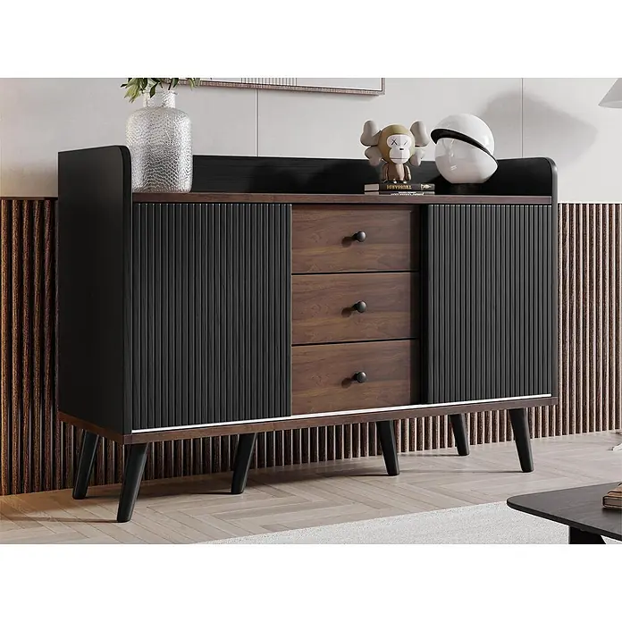 SONNENH Kommode - Schwarz/Holzoptik, Anzahl Schubladen: 3 Stk. - Dunkelbraunes und schwarzes Sideboard mit geriffelten Türen und Schubladen, auf schwarzen Beinen, in einem Wohnzimmer.