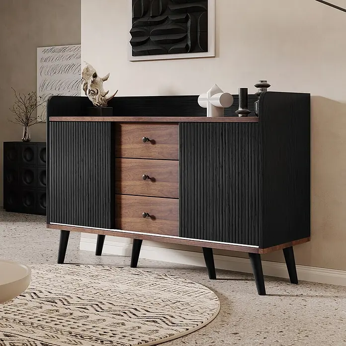 SONNENH Kommode - Schwarz/Holzoptik, Anzahl Schubladen: 3 Stk. - Schwarz-dunkelbraunes Sideboard mit geriffelten Türen, drei Schubladen und konischen Beinen in einem modernen Wohnraum.