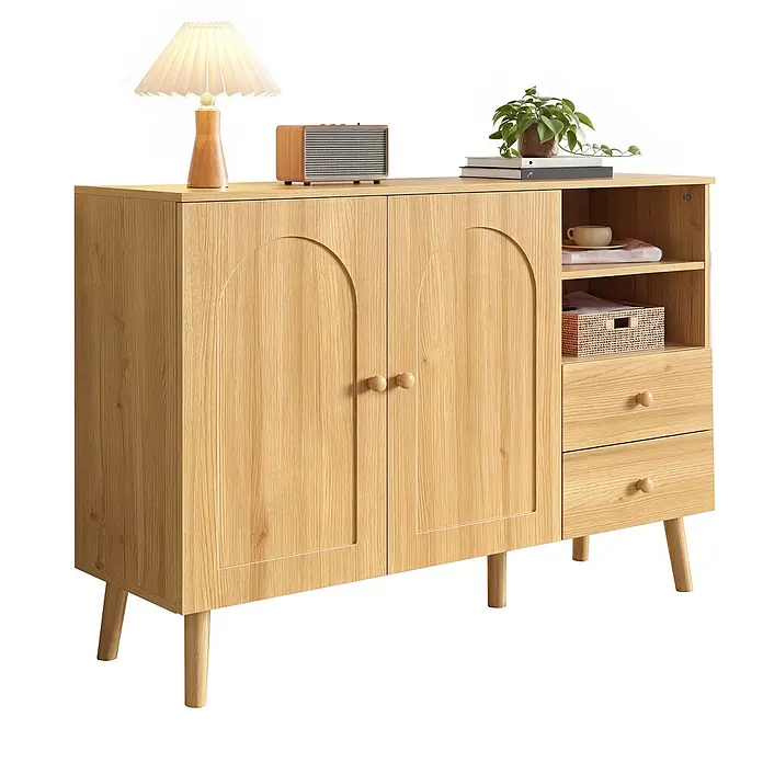 SONNENH Kommode - Natur, Anzahl Schubladen: 2 Stk. - Heller Holzschrank mit 2 Bogentüren, 2 Schubladen, 2 offenen Fächern auf ausgestellten Beinen, dekoriert mit Lampe, Lautsprecher und Pflanze.