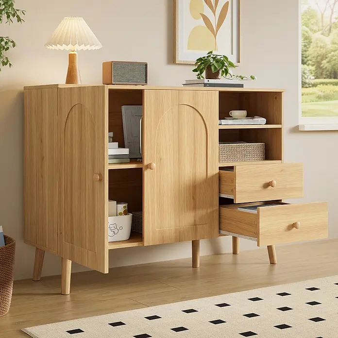SONNENH Kommode - Natur, Anzahl Schubladen: 2 Stk. - Helles Sideboard aus Holz mit gewölbten Türen, offenen Fächern und zwei Schubladen mit runden Knäufen.