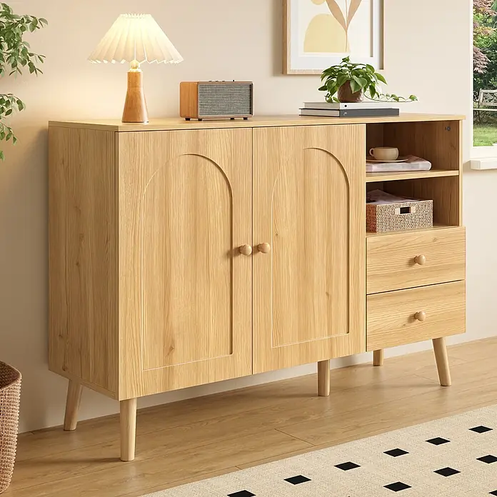 SONNENH Kommode - Natur, Anzahl Schubladen: 2 Stk. - Helles Holz-Sideboard mit Türen, Schubladen und offenen Fächern, in einem Raum arrangiert.