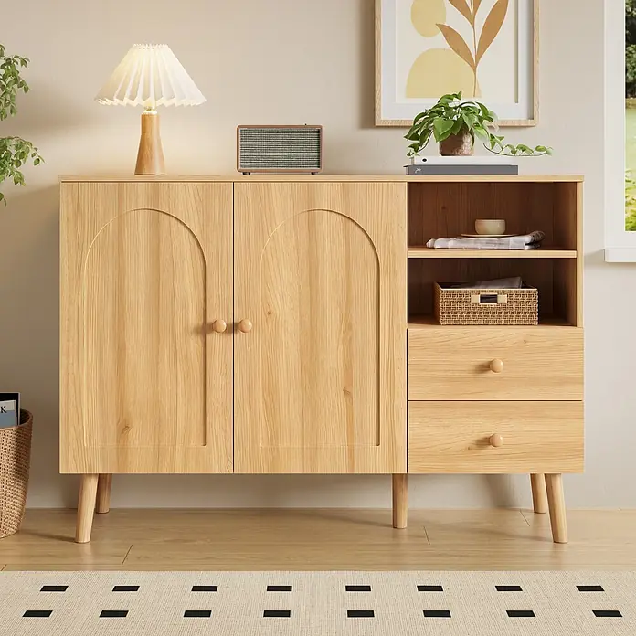 SONNENH Kommode - Natur, Anzahl Schubladen: 2 Stk. - Helles Sideboard aus Naturholz mit zwei Bogentüren, offenen Regalen und zwei Schubladen, in einem gemütlichen Wohnzimmer.