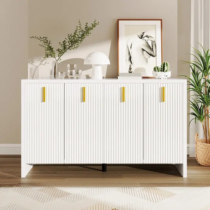 SONNENH Kommode mit 4 Rillentüren und Goldgriffen, Weiß -  - Weißes geriffeltes Sideboard mit gelben Griffen in einem modernen Wohnbereich, dekoriert mit Pflanzen und Deko.