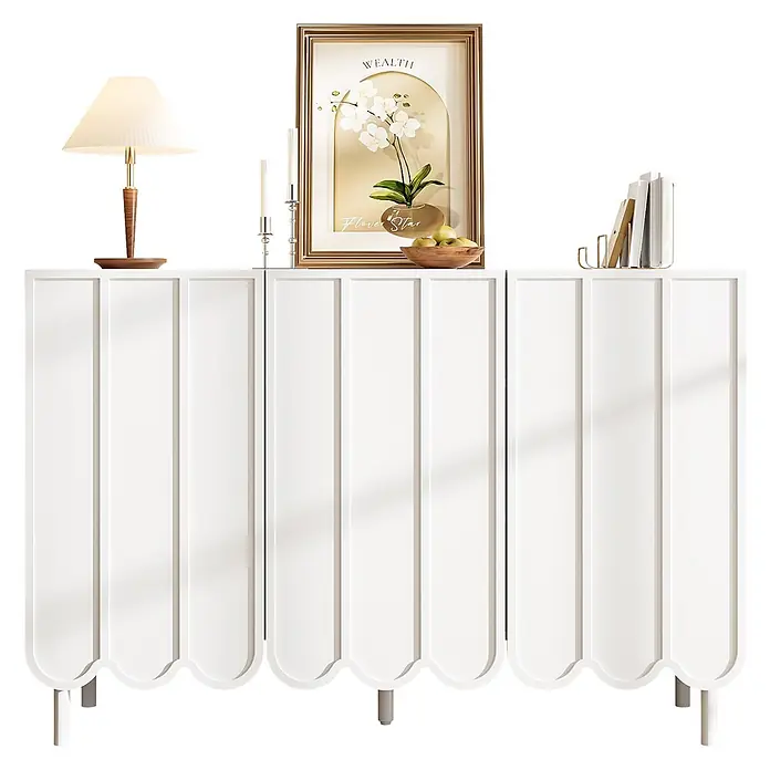 SONNENH Kommode - Weiß, Anzahl Schubladen: 0 Stk. - Weißes Sideboard mit geriffelten Türfronten und gewelltem Sockel, als dekorative Vitrine genutzt.